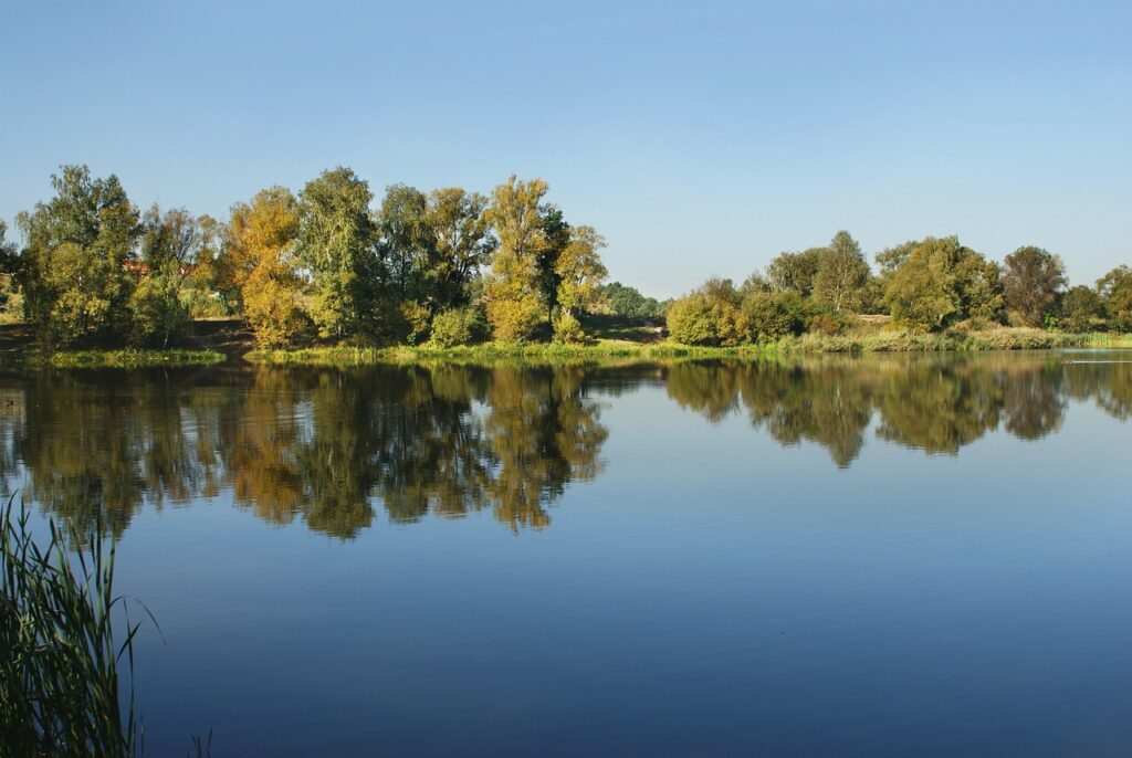 image d'un lac, comme celui du lac de saint Renan