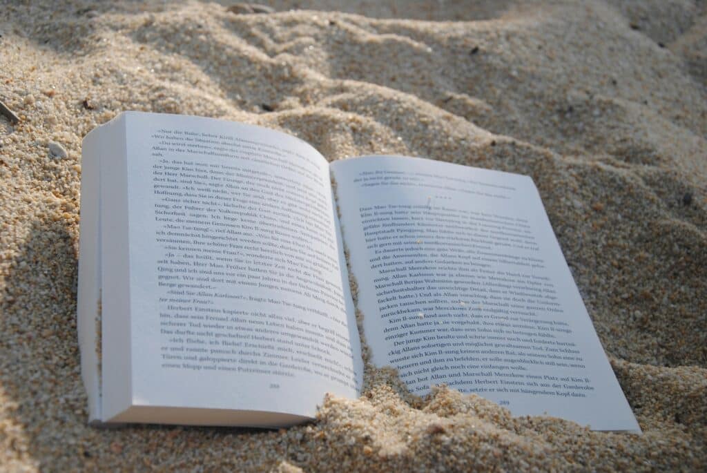 livre sur la plage, dans le sable